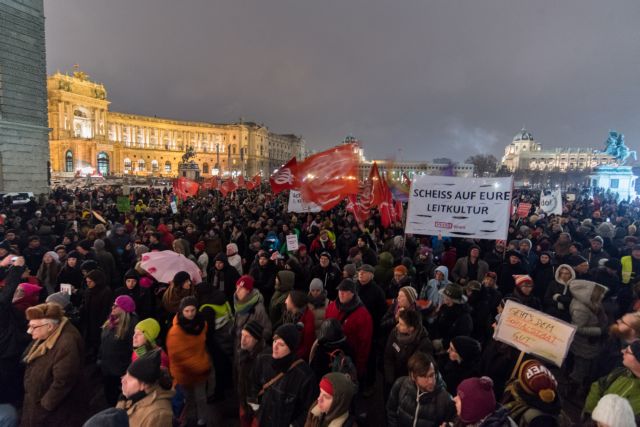 Αυστρία: Στους δρόμους χιλιάδες διαδηλωτές κατά του συνασπισμού δεξιάς-ακροδεξιάς