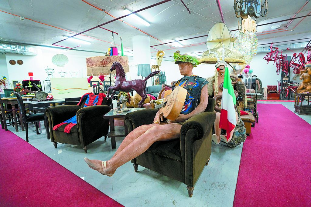 Η παράσταση συνεχίζεται στο υπόγειο!