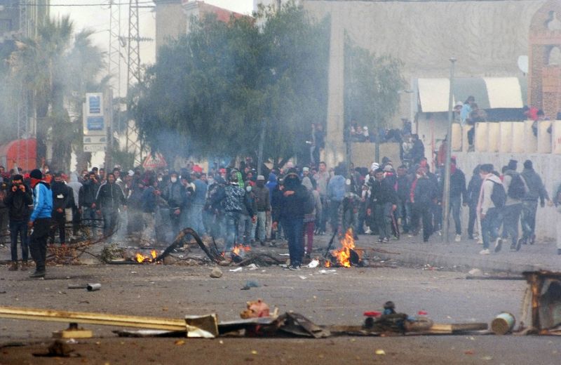 Συνεχίζονται με αμείωτη ένταση οι ταραχές στην Τυνησία