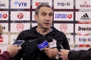 Μπλατ : «Κάθε νίκη είναι σημαντική, δεν έχουμε βρει ακόμα παίκτη»