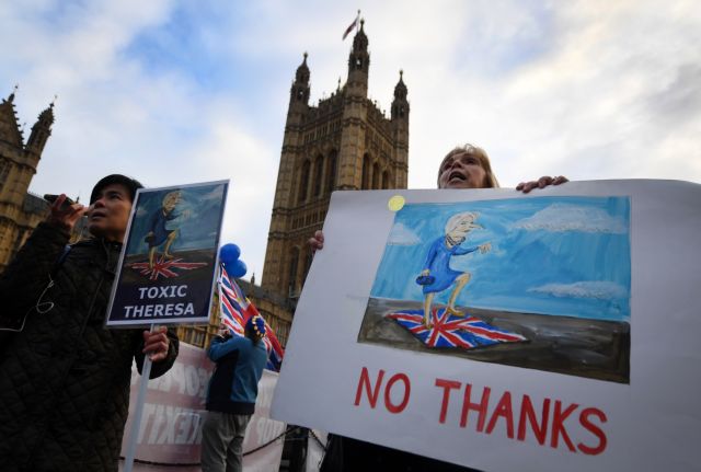 Συγκέντρωση διαμαρτυρίας εναντίον της Μέι έξω από το βρετανικό κοινοβούλιο