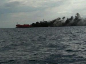 Εκρηξη και φωτιά σε πετρελαιοφόρο στην Κύπρο – Δύο τραυματίες