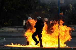 Θεσσαλονίκη: Σοβαρά επεισόδια μετά την πορεία για τον Γρηγορόπουλο – Φωτιά στο εργοτάξιο του μετρό