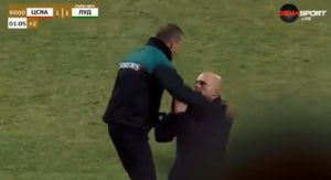 Προπονητής παρακαλά γονατιστός τον τέταρτο για 6 λεπτά καθυστερήσεις! (vid)