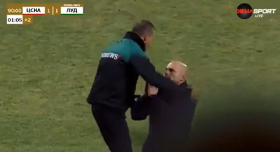 Προπονητής παρακαλά γονατιστός τον τέταρτο για 6 λεπτά καθυστερήσεις! (vid)