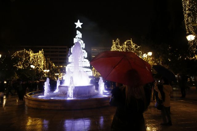 Φωταγωγήθηκε το χριστουγεννιάτικο δέντρο στο Σύνταγμα