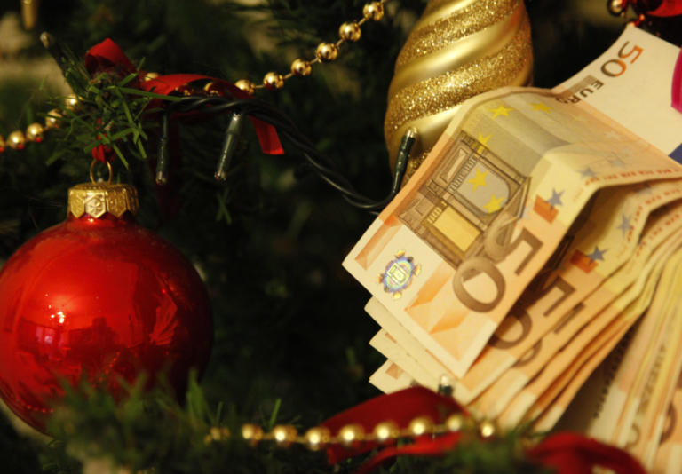 Εργοδότες πάνε στα σπίτια και ζητούν πίσω το δώρο των Χριστουγέννων