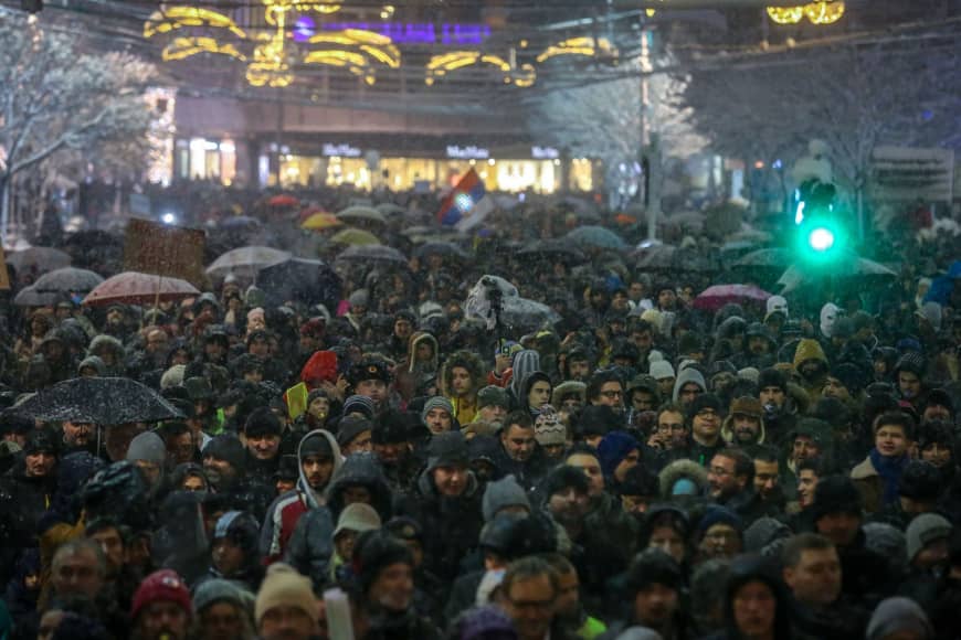Σερβία: Χιλιάδες πολίτες στους δρόμους εναντίον του προέδρου Βούτσιτς