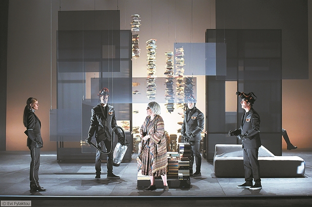 Με το βλέμμα στο παρελθόν