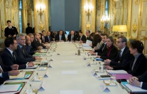 Η Γαλλία παγώνει τον φόρο στα καύσιμα