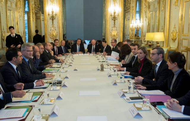 Η Γαλλία παγώνει τον φόρο στα καύσιμα