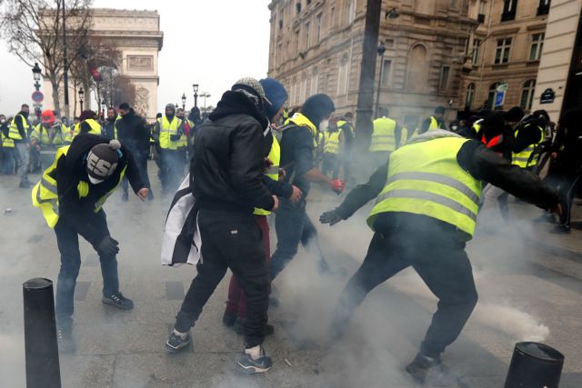 Κίτρινα Γιλέκα: Ενταση και δακρυγόνα στο Παρίσι