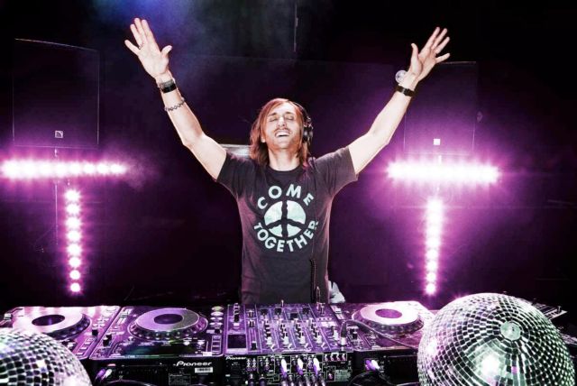 Ο DJ David Guetta δέχεται κριτική επειδή έπαιξε τραγούδια υπέρ του βασιλιά της Σαουδικής Αραβίας
