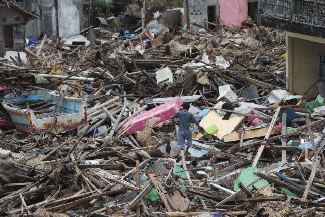 Τσουνάμι στην Ινδονησία: Ψάχνουν με drones για επιζώντες