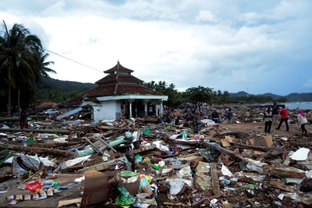 Θρήνος στην Ινδονησία : Ο αριθμός των νεκρών από το τσουνάμι θα αυξάνεται