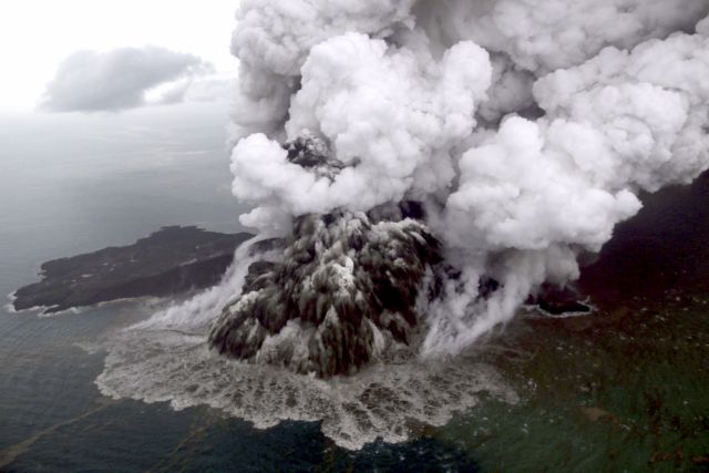 Ινδονησία: Συγκλονιστικό βίντεο από την έκρηξη στο ηφαίστειο Κρακατόα