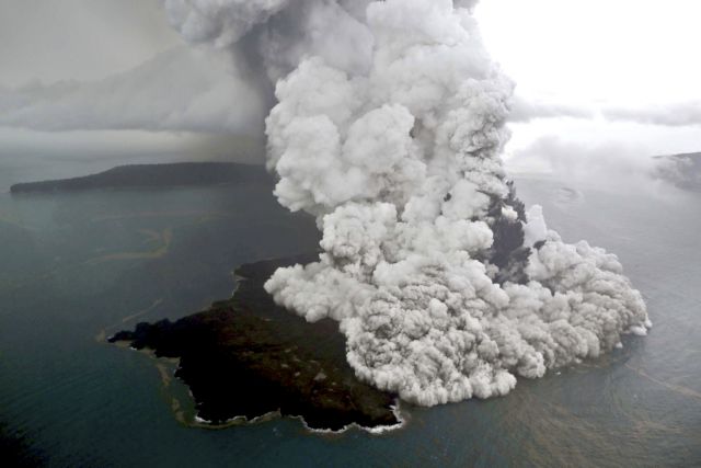 Ινδονησία: Ενα κομμάτι που αποκολλήθηκε από το ηφαίστειο Κρακατόα προκάλεσε το φονικό τσουνάμι