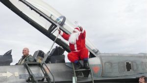 Λάρισα: Με αεροσκάφος της Πολεμικής Αεροπορίας προσγειώθηκε ο… Άγιος Βασίλης