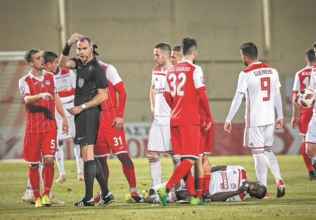Πολεμάει την ατυχία και άλλους… δαίμονες