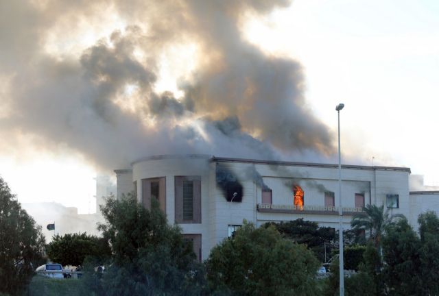 Λιβύη: Τουλάχιστον τρεις νεκροί στην επίθεση αυτοκτονίας κατά του ΥΠΕΞ