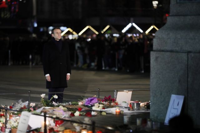 Επίθεση Στρασβούργο: Ενα λευκό τριαντάφυλλο από τον Μακρόν για τα θύματα
