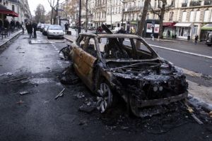 Επιβολή κατάστασης έκτακτης ανάγκης εξετάζει ο Μακρόν