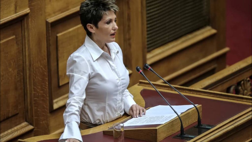 Χαμός στη Βουλή: «Σκάσε ρε τσόκαρο – Κάτσε κάτω ρε γελοίε»