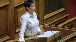 Χαμός στη Βουλή: «Σκάσε ρε τσόκαρο – Κάτσε κάτω ρε γελοίε»