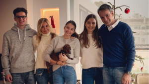 Οι χριστουγεννιάτικες ευχές από τον Κυριάκο Μητσοτάκη και την οικογένειά του