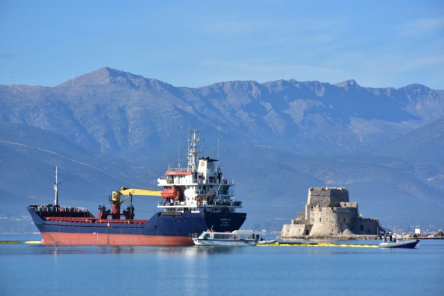 Αποκολλήθηκε το φορτηγό πλοίο που είχε προσαράξει στο Ναύπλιο