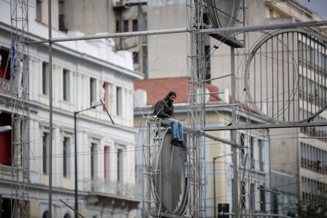 Ανδρας ανέβηκε στο γλυπτό της πλατείας Ομόνοιας (εικόνες)