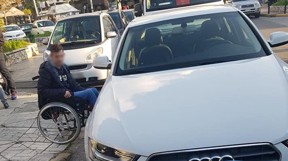 Ανήλικος με αμαξίδιο περίμενε 45′ σε μπλοκαρισμένη διάβαση  (εικόνες)