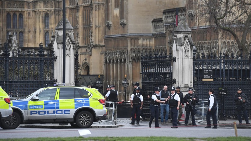 Συναγερμός στο Λονδίνο : Επεισόδιο έξω από το βρετανικό κοινοβούλιο