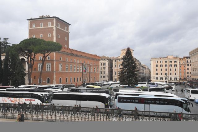 Ρώμη : Με τη βοήθεια του στρατού θα κλείσουν τις λακούβες στους δρόμους