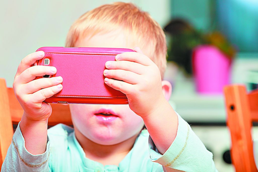 Το «μπλε φως» αλλοιώνει τη δομή του εγκεφάλου