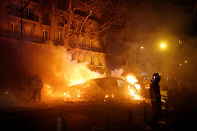 Κίτρινα γιλέκα : Στις φλόγες το Παρίσι – Δεκάδες οι τραυματίες από τις συγκρούσεις