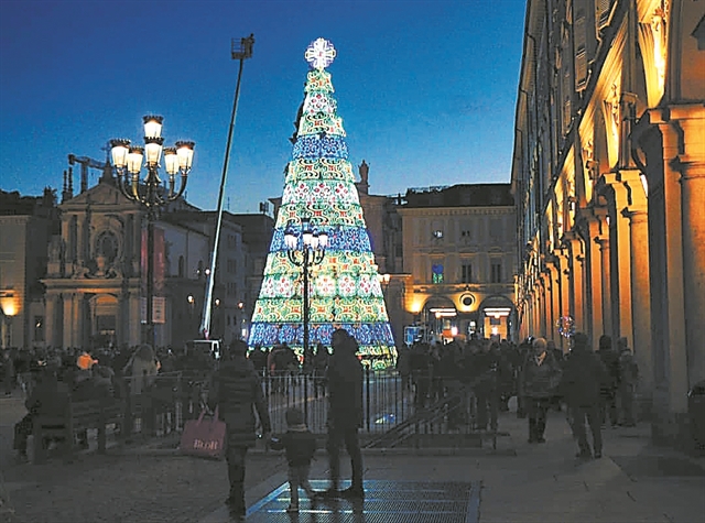 Μπλε-μοβ, pop art και πεταλούδες