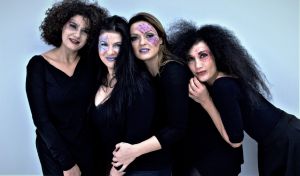 Ο Κωστής Καπελώνης είναι «Oλο σπίτι, κρεβάτι κι εκκλησία»