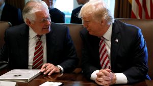 Ο Τραμπ στολίζει τον πρώην υπουργό του των Εξωτερικών