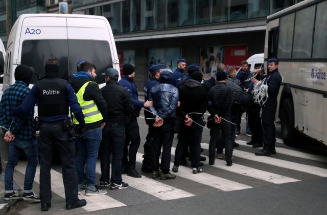 Κίτρινα γιλέκα: Η αστυνομία κράτησε μέσα σε στάβλους διαδηλωτές στις Βρυξέλλες
