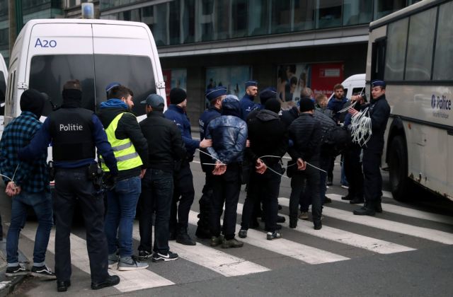 Κίτρινα γιλέκα: Η αστυνομία κράτησε μέσα σε στάβλους διαδηλωτές στις Βρυξέλλες