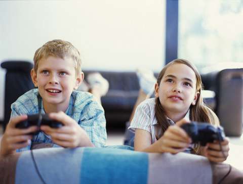 Οι πολλές ώρες μπροστά στην οθόνη επηρεάζουν τον εγκέφαλο των παιδιών