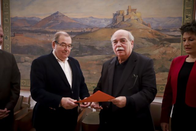 Στον Νίκο Βούτση παραδόθηκε το πόρισμα της Εξεταστικής για την Υγεία