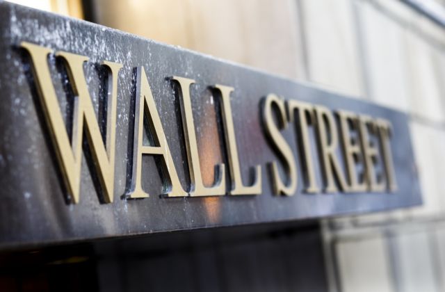 Μικρή άνοδος στη Wall Street εν αναμονή των αποφάσεων της Fed