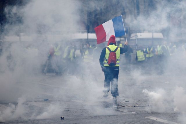 Γαλλία: Δακρυγόνα και 107 συλλήψεις στην διαμαρτυρία των «κίτρινων γιλέκων»