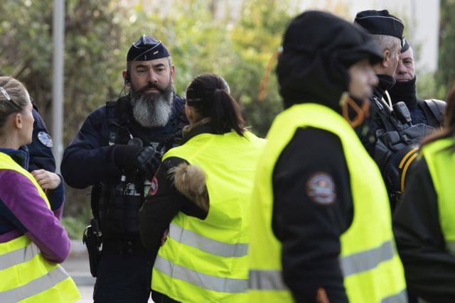 Γαλλία: Δακρυγόνα ενάντια στους διαδηλωτές με τα «κίτρινα γιλέκα»