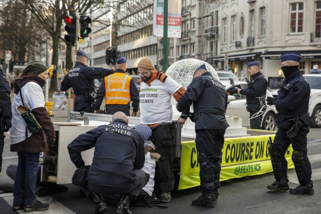 Βέλγιο: Απεργίες και διαδηλώσεις με αίτημα αυξήσεις και συνταξιοδοτικό