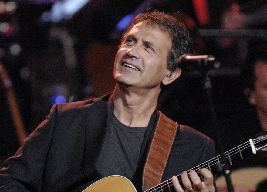 O Θανάσης Λάλας γράφει για τον Γιώργο Νταλάρα