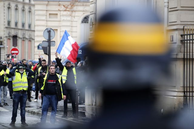 Γαλλία: Ξανά στους δρόμους τα «Κίτρινα γιλέκα» αύριο