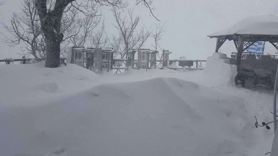 Πάρνηθα : Πυκνή χιονόπτωση – Απαραίτητες οι αλυσίδες